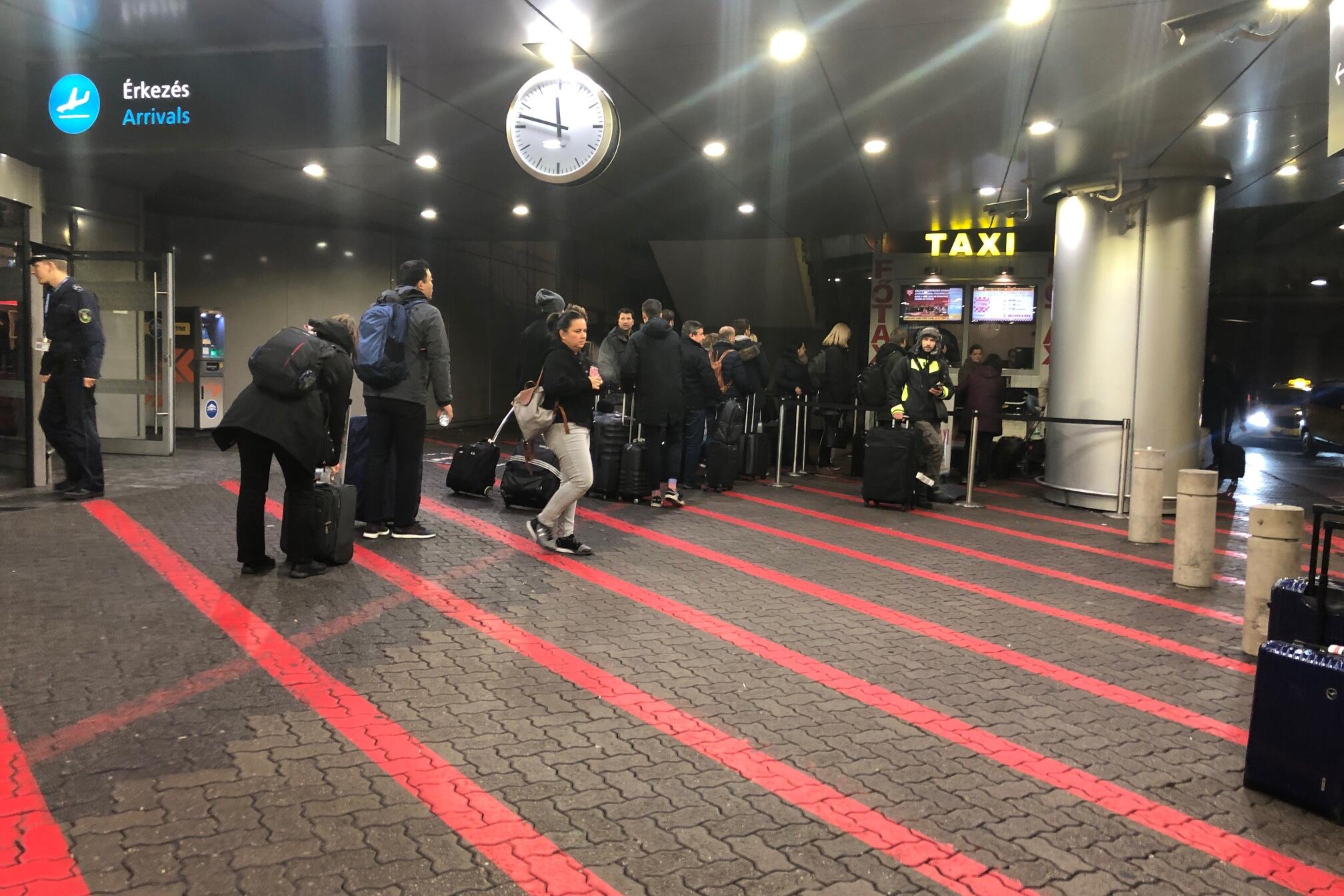 Kø for å bestille drosje på budapest flyplass